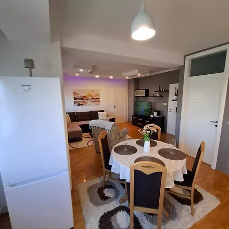Apartman By River In *